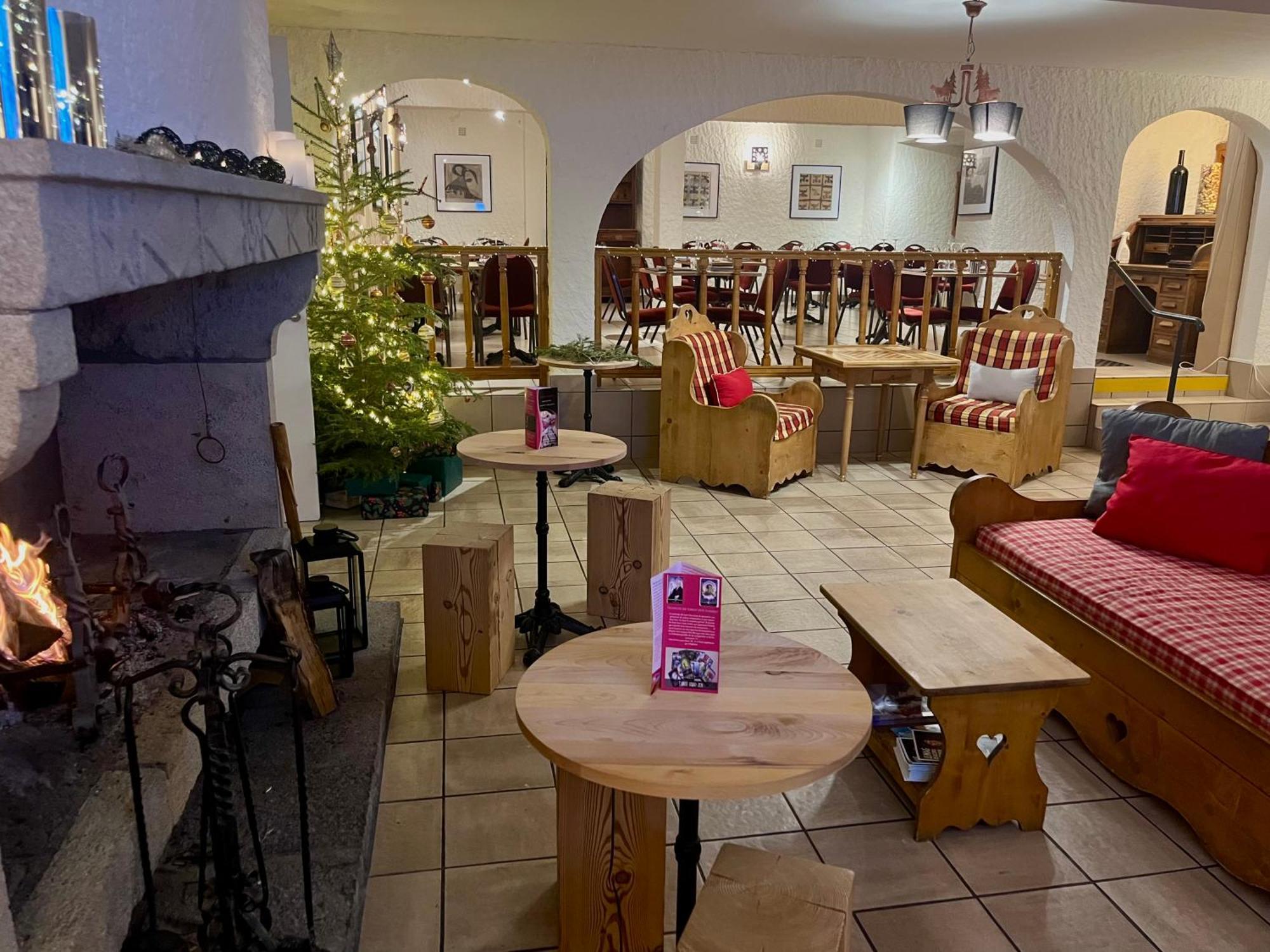 Hotel Restaurant Le Clos Бес-э-Сент-Анастез Экстерьер фото